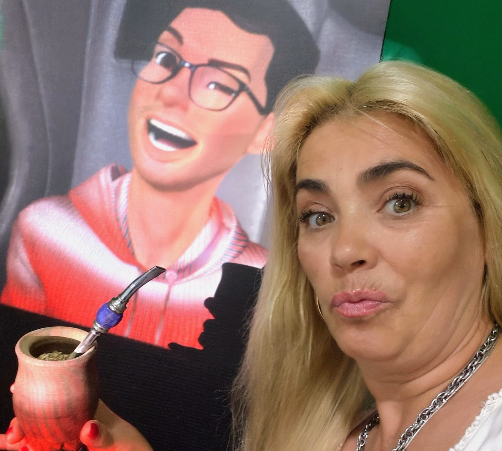 Flopy junto a César IA en una pantalla